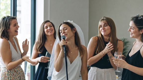 Organisation d’un karaoké thématique : conseils et playlists pour l’EVJF