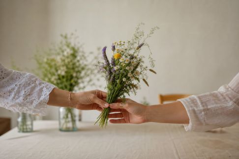 Équilibrer tradition et originalité dans le rôle de témoin d’EVJF