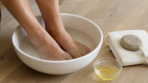 Réaliser un auto-soin des pieds facile pour un spa maison complet