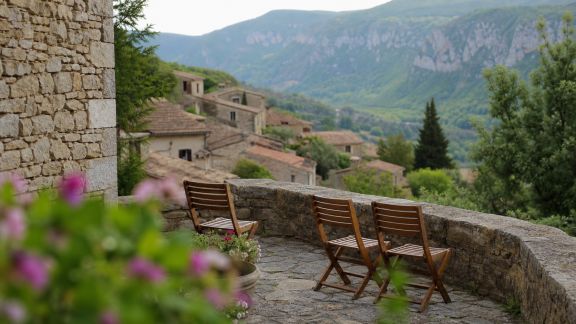 Évadez-vous dans les villages perchés : originalité et charme pour un EVJF en altitude