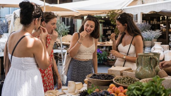Un EVJF au cœur des marchés provençaux : immersion gourmande et artisanale