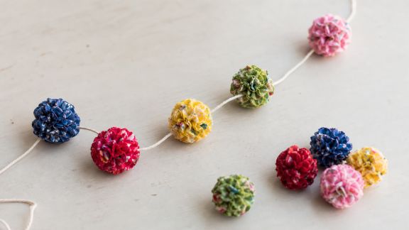 DIY : composer une guirlande de pompons colorés avec du tissu