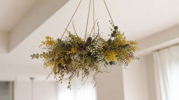 Tuto facile : créer une suspension florale DIY pour égayer la pièce