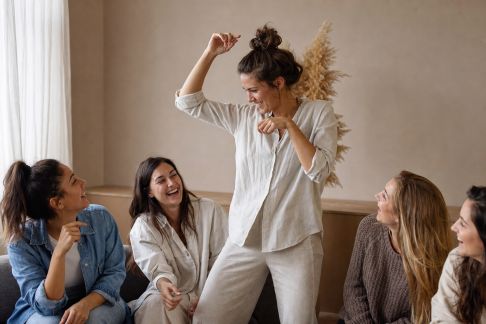 Atelier charades et devinettes spécialement conçu pour un EVJF
