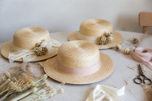 Tuto déco : personnaliser des chapeaux de paille pour toutes les invitées