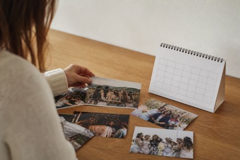 Comment créer un calendrier souvenir illustré avec les photos d’EVJF