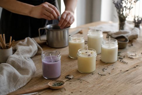Atelier fabrication de bougies parfumées pour une ambiance chaleureuse et DIY
