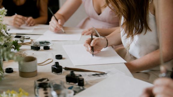 Atelier calligraphie et lettrage créatif : personnalisez vos souvenirs de l’EVJF