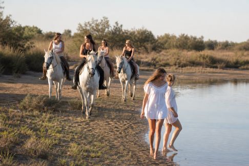 EVJF en Camargue : entre balades à cheval et baignades sauvages