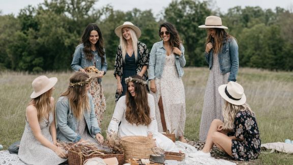 Idées de tenues et accessoires pour un EVJF à la campagne