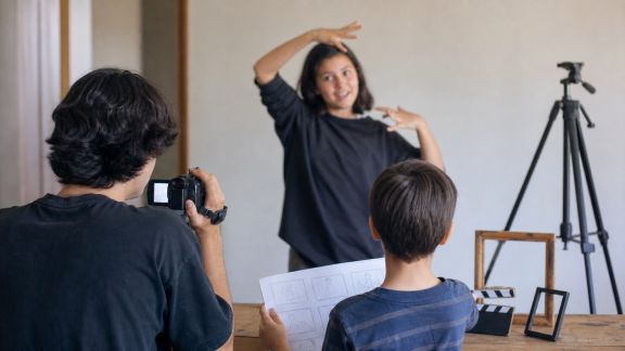 Créer un mini-film : scénario, tournage et montage ludique pour un souvenir unique