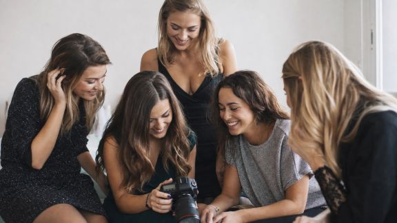 Récupérer et partager facilement les photos de groupe après l’EVJF