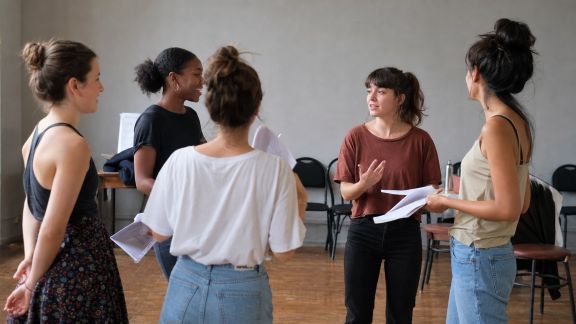 Écrire et jouer une pièce courte : théâtre express pour débutantes