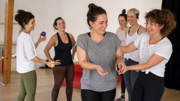 Initiation au cirque : rires et défis pour un EVJF atypique