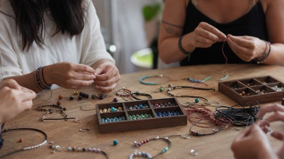 Animer un atelier créatif : fabriquer des bracelets coordonnés