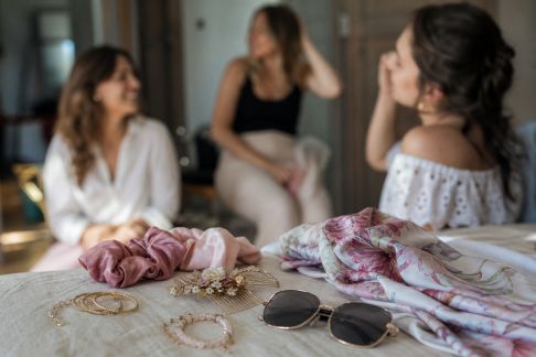 Trucs et astuces pour accessoiriser un look simple lors d'un EVJF
