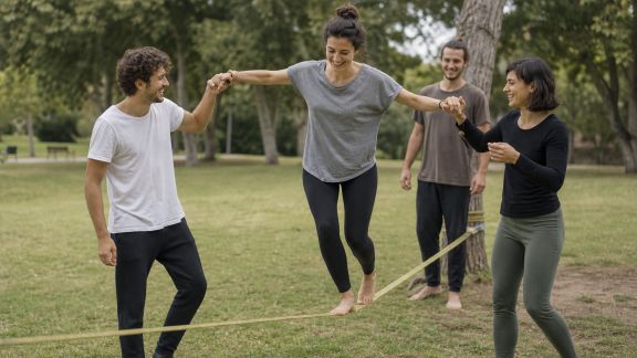 Initiation à la slackline : équilibre, rire et convivialité en plein air