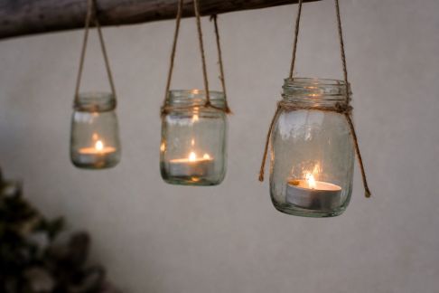 Créer des lanternes suspendues avec des bocaux récupérés