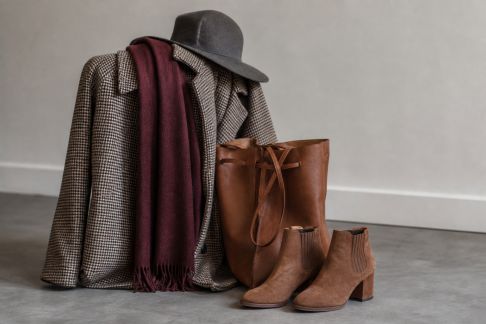 Comment bien associer les couleurs des tenues et accessoires pour un effet wahou